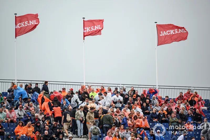 Les drapeaux flottent au-dessus de la foule dans les tribunes