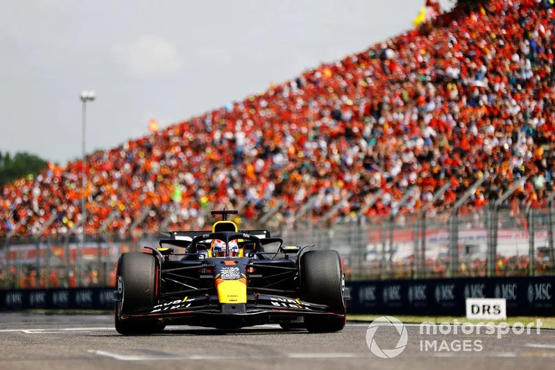 Max Verstappen, Red Bull Racing RB20, arrive sur la grille de départ.