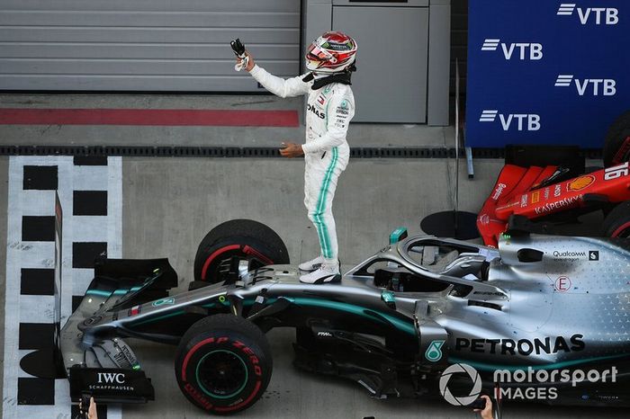 Ganador de la carrera Lewis Hamilton, Mercedes AMG F1 W10, celebra en Parc Ferme
