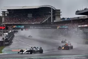 Valtteri Bottas, Mercedes AMG W10, voor Pierre Gasly, Red Bull Racing RB15