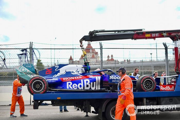 Los marshals cargan el coche de Daniil Kvyat, Toro Rosso STR14, en una grúa