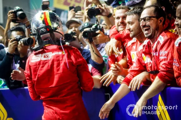 El ganador de la carrera Sebastian Vettel, Ferrari celebra en el Parc Ferme 