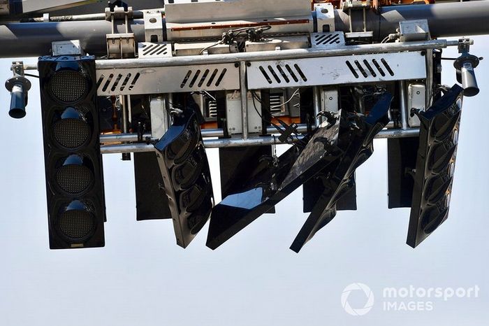 Reparación de las luces de salida después de que un autobús se estrelló contra ellas