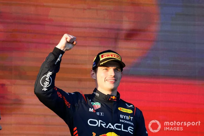 Max Verstappen, Red Bull Racing, 1ª posición, en el podio