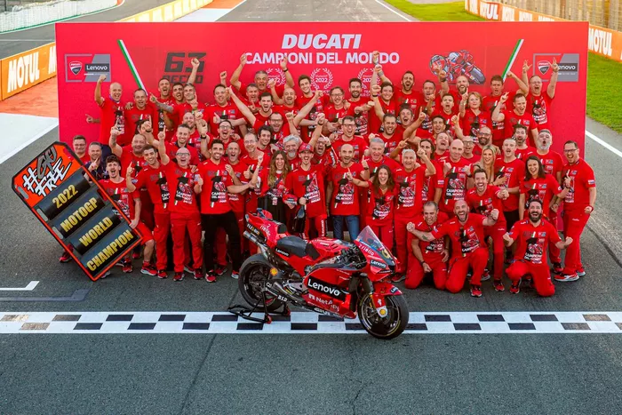 El equipo Ducati celebra la victoria con el Campeonato del Mundo Francesco Bagnaia, Equipo Ducati