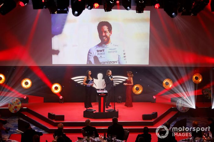 Sebastian Vettel sube al escenario para aceptar su premio a la trayectoria junto a Naomi Schiff y Natalie Pinkham