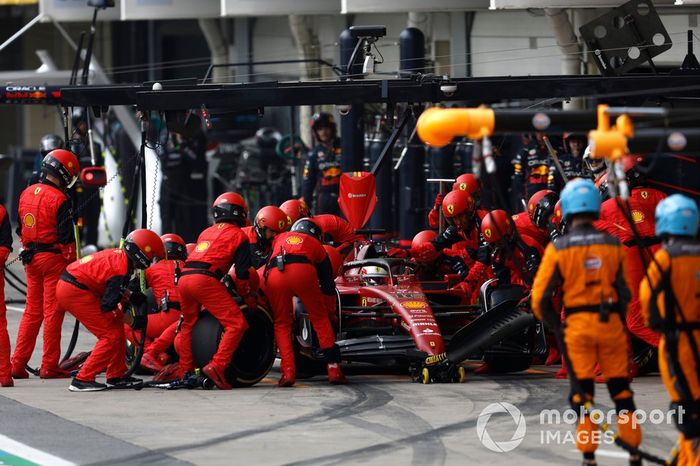 Charles Leclerc, Ferrari F1-75, hace una parada en boxes