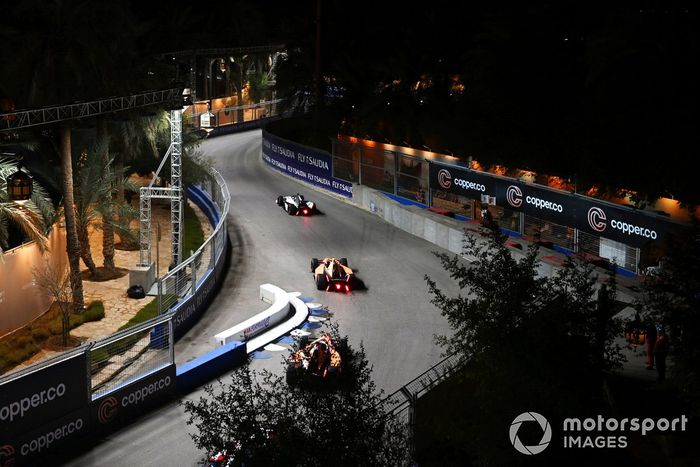 Mitch Evans, Jaguar Racing , Jaguar I-TYPE 6, Jake Hughes, McLaren, e-4ORCE 04, Rene Rast, NEOM McLaren Formula E Team, e-4ORCE 04