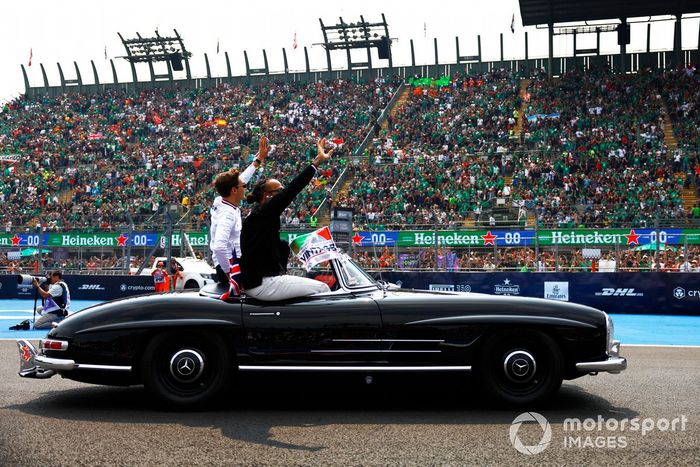 George Russell, Mercedes AMG, Lewis Hamilton, Mercedes AMG, saluda a los aficionados