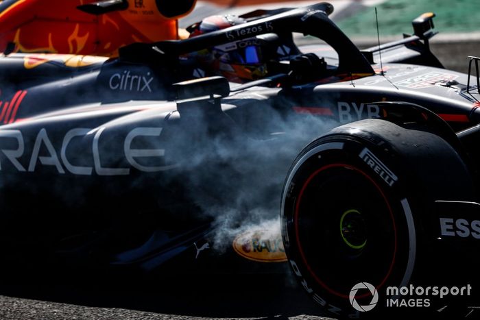 Sergio Pérez, Red Bull Racing RB18, con humo de frenos