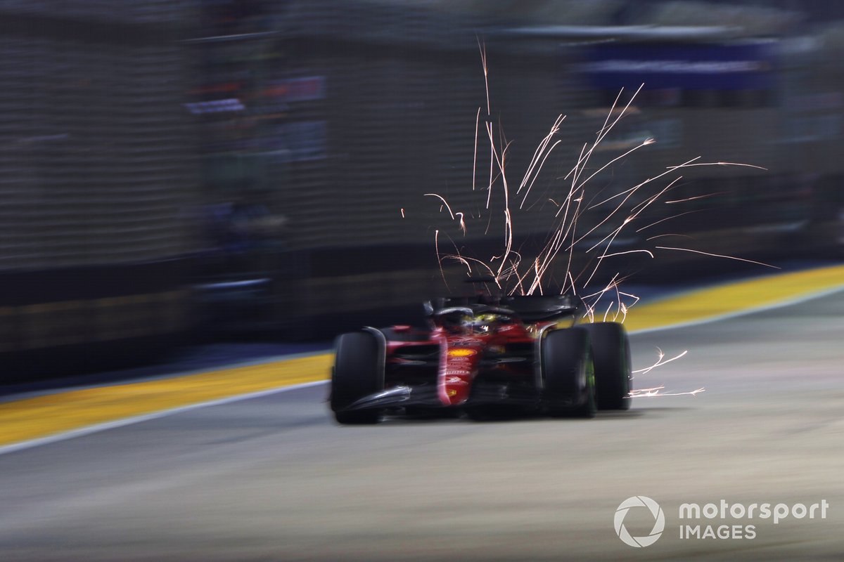 Charles Leclerc, Ferrari F1-75, kıvılcımlar çıkarıyor