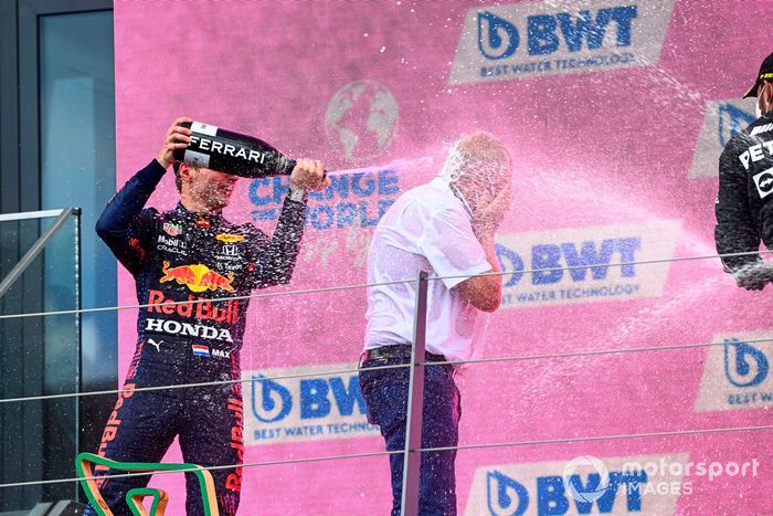 Podio: Helmut Marko, Consultor de Red Bull Racing, ganador de la carrera Max Verstappen