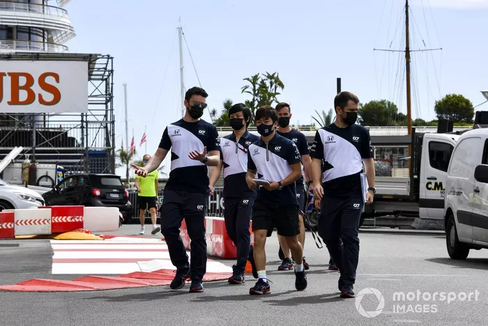 Yuki Tsunoda, AlphaTauri, walks the track with his team