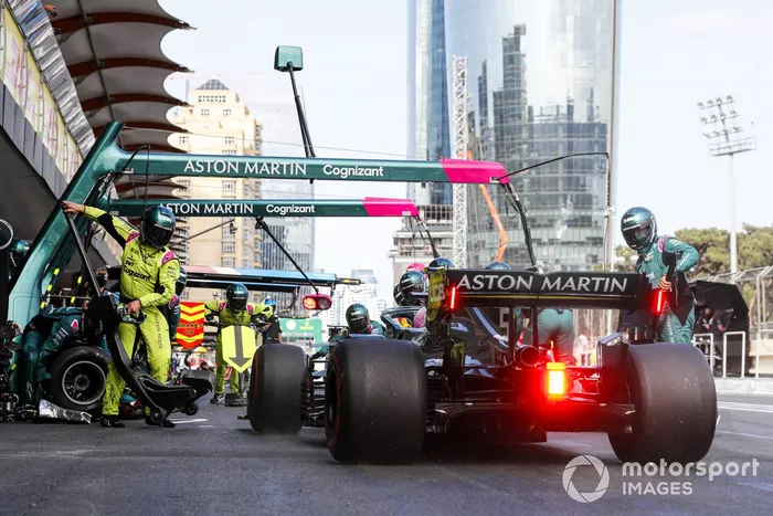 Sebastian Vettel, Aston Martin AMR21, en pits