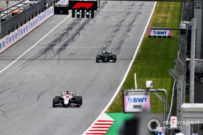 Nikita Mazepin, Haas VF-21, Valtteri Bottas, Mercedes W12
