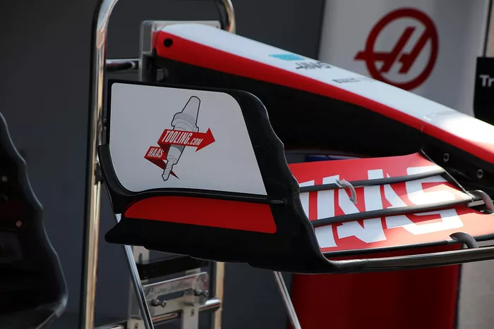 Detalle del alerón delantero del Haas VF-22