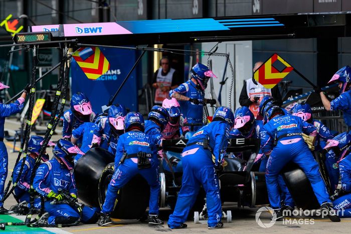 Fernando Alonso, Alpine A522, hace una parada