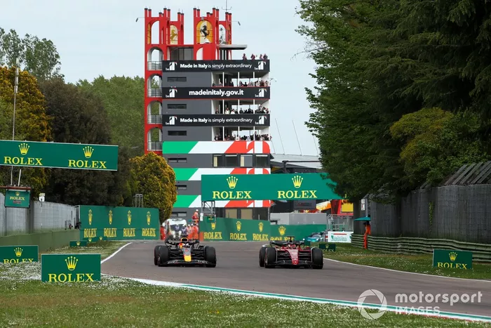 Max Verstappen, Red Bull Racing RB18, pasa a Charles Leclerc, Ferrari F1-75, por el liderato