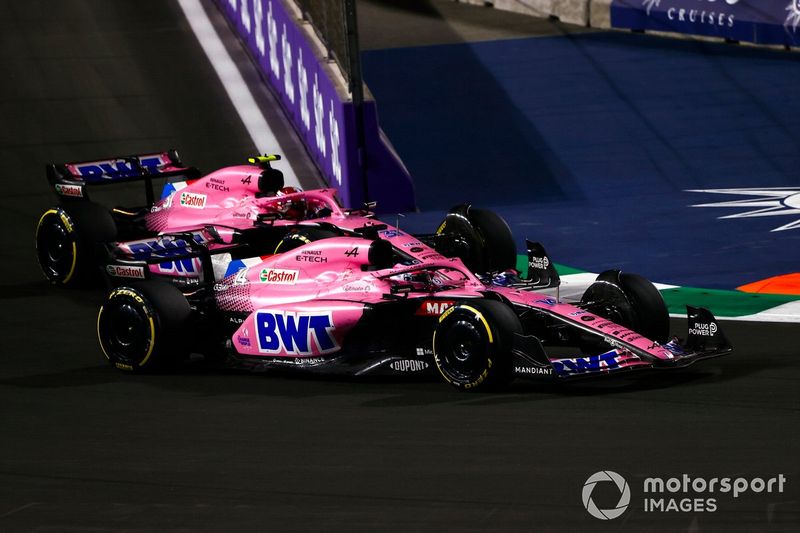 Fernando Alonso, Alpine A522, lucha con Esteban Ocon, Alpine A522