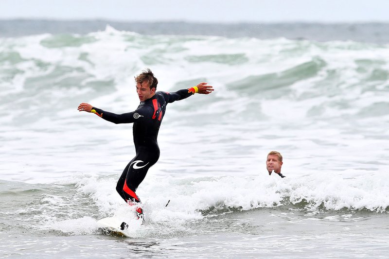 Pierre Gasly, Red Bull Racing prepare to go surfing with surf legend Mick Fanning