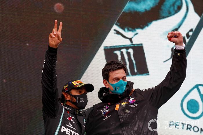Podio: ganador y campeón del mundo Lewis Hamilton, Mercedes-AMG F1 con Toto Wolff, Director Ejecutivo Mercedes AMG