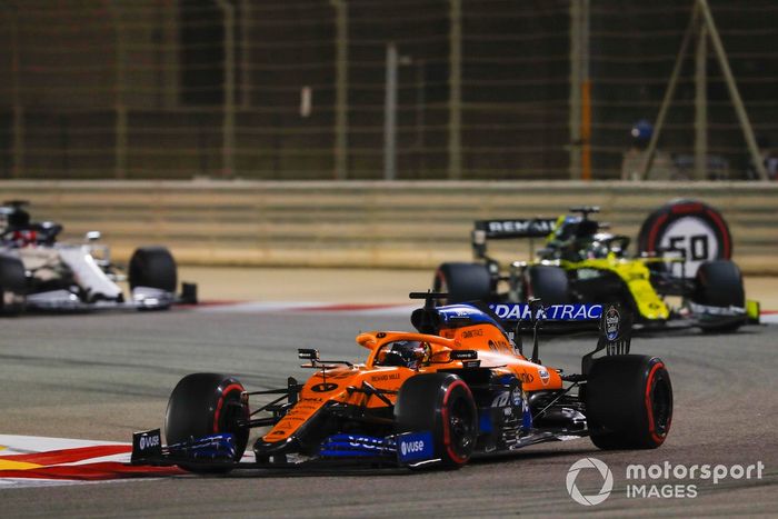Carlos Sainz Jr., McLaren MCL35, Daniel Ricciardo, Renault F1 Team R.S.20, Daniil Kvyat, AlphaTauri AT01