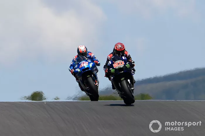 Rins presiona a Quartararo durante el GP de Portugal