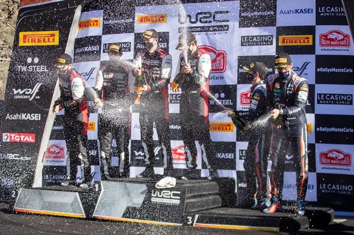 Podio: Ganadores Sébastien Ogier, Julien Ingrassia, Toyota Gazoo Racing WRT Toyota Yaris WRC, segundo lugar Elfyn Evans, Scott Martin, Toyota Gazoo Racing WRT Toyota Yaris WRC, tercer lugar Thierry Neuville, Martijn Wydaeghe, Hyundai Motorsport Hyundai i20 Coupe WRC
