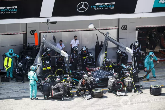 Lewis Hamilton, Mercedes F1 W11  pit stop