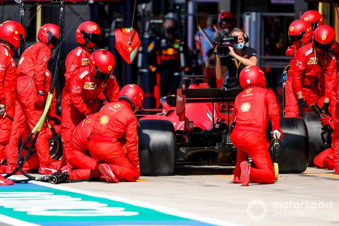 Sebastian Vettel, Ferrari SF1000, en pits