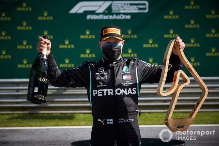 Valtteri Bottas, Mercedes AMG F1, celebra con su champán y su trofeo en los pits