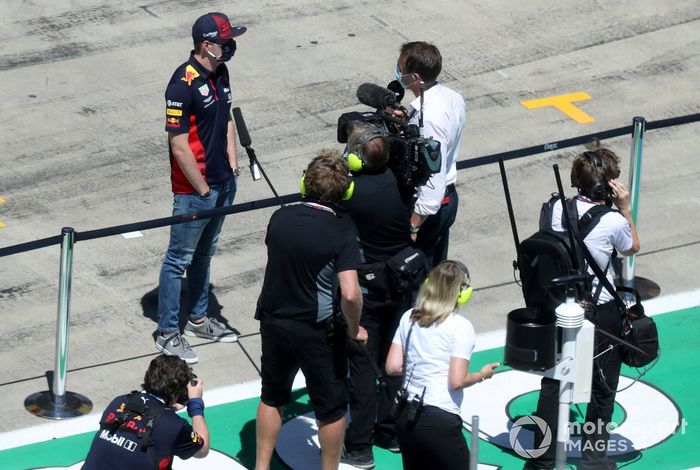 Max Verstappen, de Red Bull Racing, es entrevistado antes de la carrera
