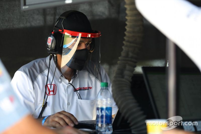 Un miembro de la tripulación de Honda trabajando en un coche de Andretti Autosport