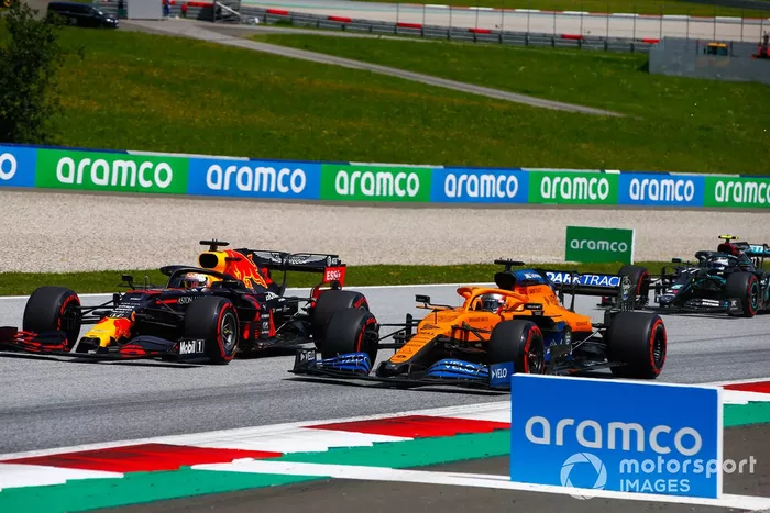Max Verstappen, Red Bull Racing RB16, duella con Carlos Sainz Jr., McLaren MCL35 