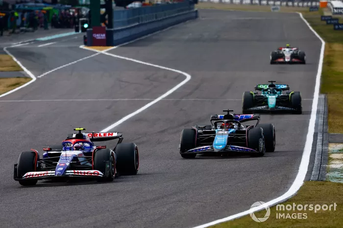 Yuki Tsunoda, VCARB 01 aux prises avec Esteban Ocon, Alpine A524