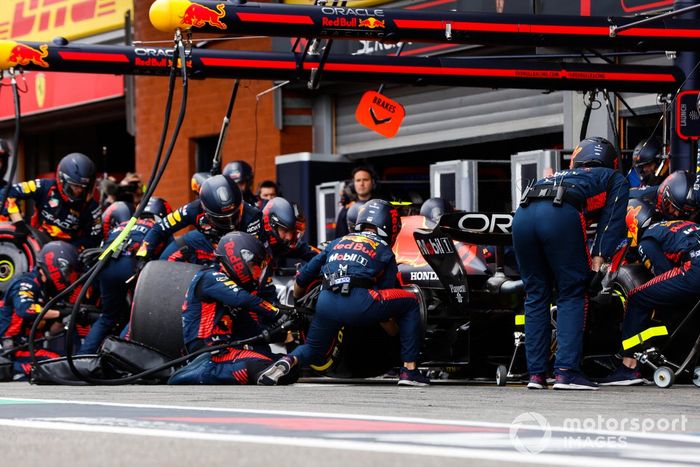 Sergio Pérez, Red Bull Racing RB19, hace una parada en boxes