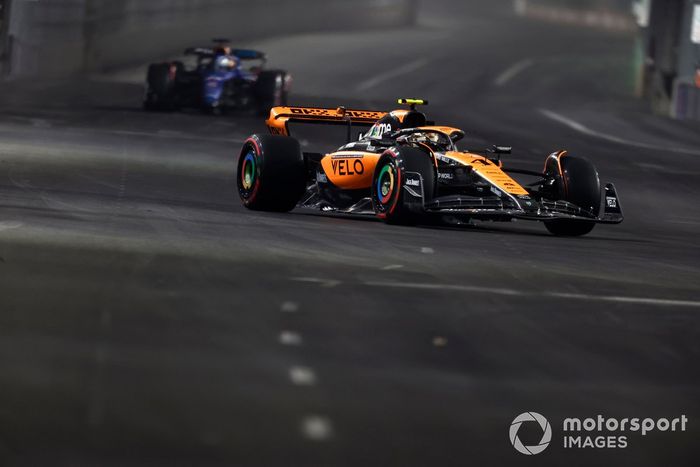 Lando Norris, McLaren MCL60, Alex Albon, Williams FW45