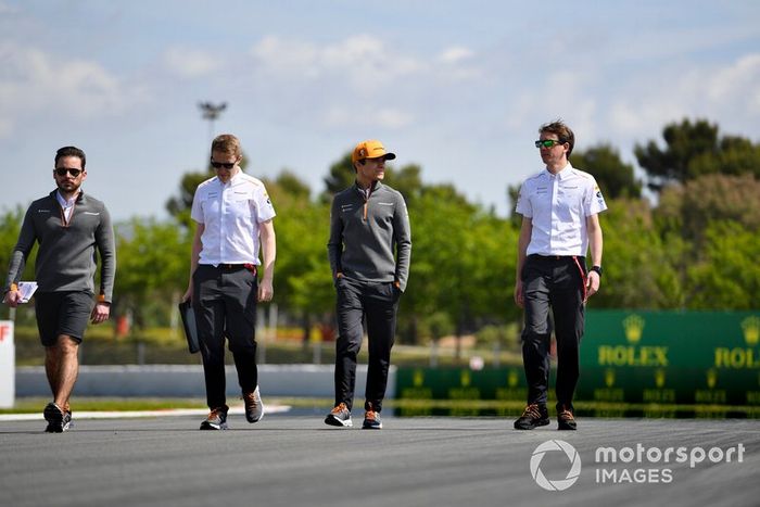 Lando Norris, McLaren caminando por el circuito