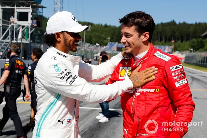 Lewis Hamilton, Mercedes AMG F1, felicita a Charles Leclerc, Ferrari