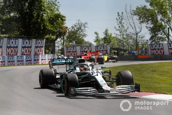 Lewis Hamilton, Mercedes AMG F1 W10, precede Charles Leclerc, Ferrari SF90