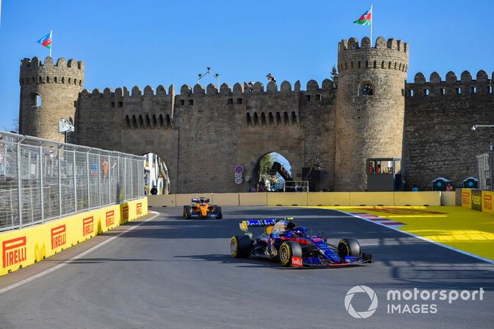 Alexander Albon, Toro Rosso STR14, Carlos Sainz Jr., McLaren MCL34