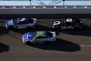 Kyle Larson, Hendrick Motorsports Chevrolet, Daniel Suárez, Trackhouse Chevrolet