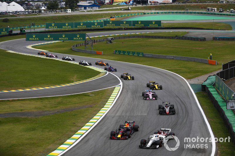 Daniel Ricciardo, Red Bull Racing RB14, dives inside Marcus Ericsson, Sauber C37, ahead of Kevin Magnussen, Haas F1 Team VF-18, and Sergio Perez, Force India VJM11.