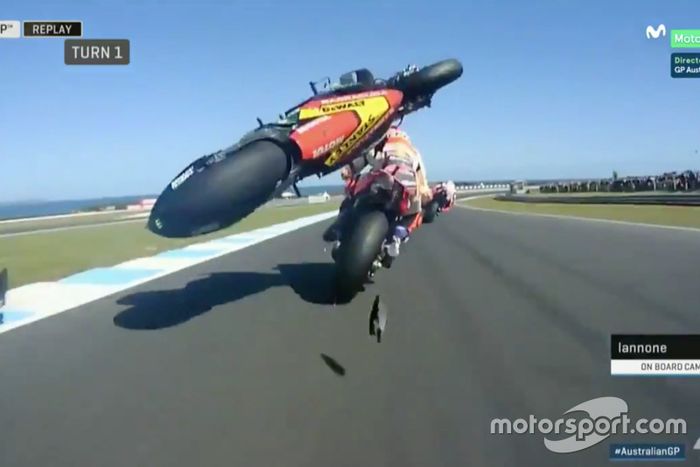 Caída de Johann Zarco e impacto con la moto de Marc Márquez (captura Movistar TV)