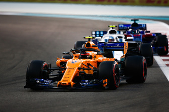 Stoffel Vandoorne, McLaren MCL33 leads Sergey Sirotkin, Williams FW41 and Brendon Hartley, Toro Rosso STR13
