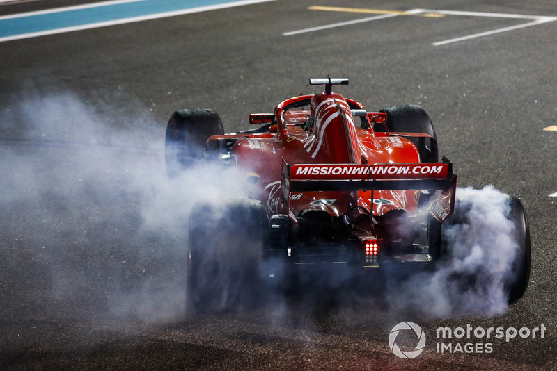 Sebastian Vettel, Ferrari SF71H, esegue dei donut alla fine della gara