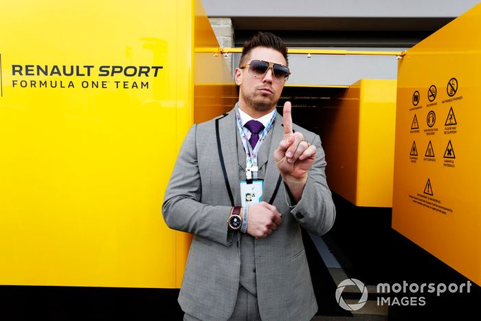 Luchador de la WWE Michael 'The Miz' Gregory Mizanin en el paddock