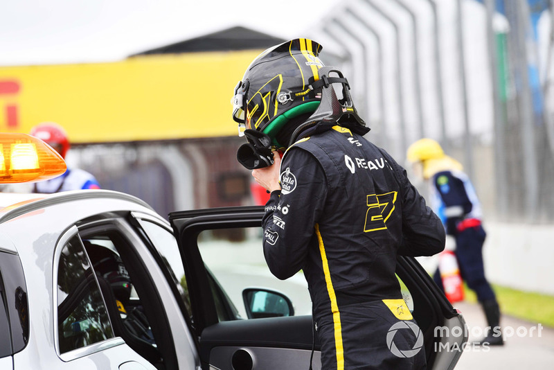 Nico Hulkenberg, Renault Sport F1 Team R.S. 18, sale sull'auto medica dopo l'incidente nelle FP2