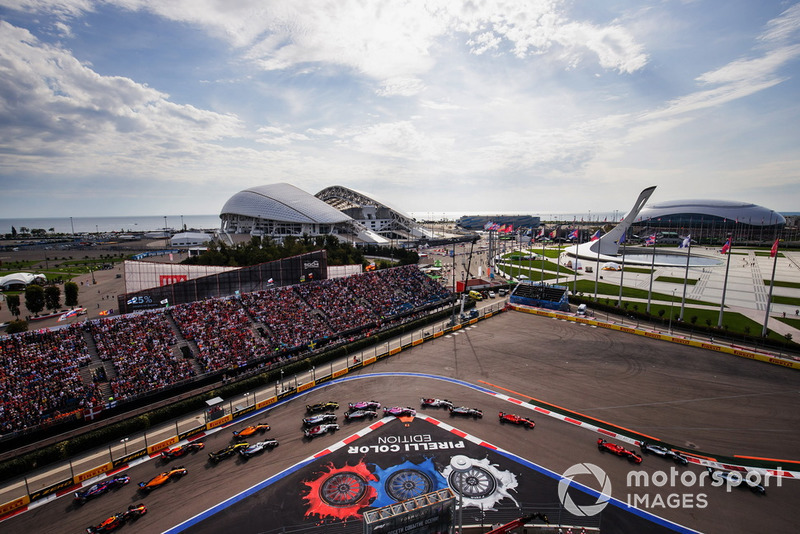 Valtteri Bottas, Mercedes AMG F1 W09, leads Lewis Hamilton, Mercedes AMG F1 W09, Sebastian Vettel, Ferrari SF71H, Kimi Raikkonen, Ferrari SF71H, Charles Leclerc, Sauber C37, Kevin Magnussen, Haas F1 Team VF-18, Esteban Ocon, Racing Point Force India VJM11, at the start of the race