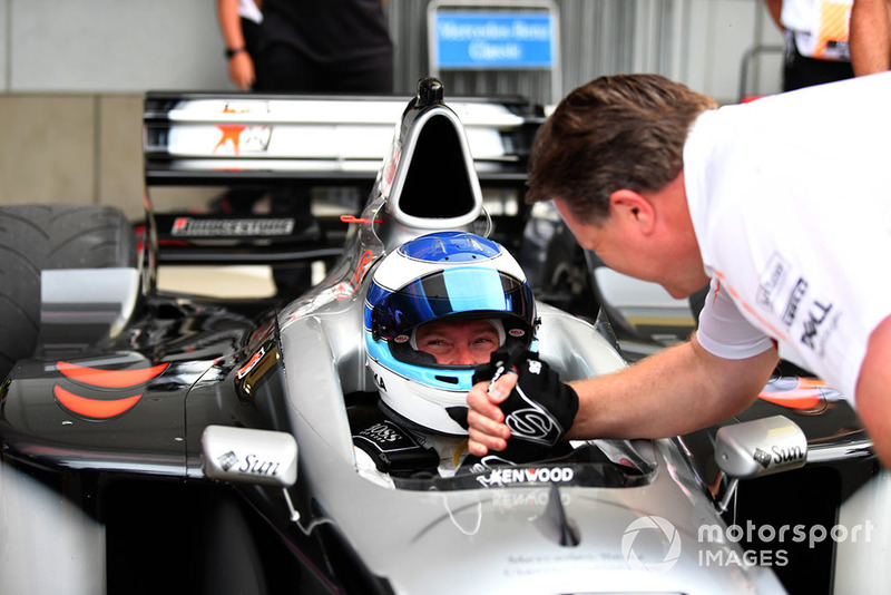 Зак Браун, McLaren MP4/13 та Міка Хаккінен перед Гонкою легенд на честь 30-річчя Гран Прі Японії